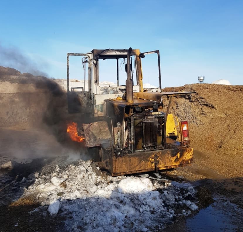 На выходных пожарные ликвидировали возгорание погрузчика и гаража