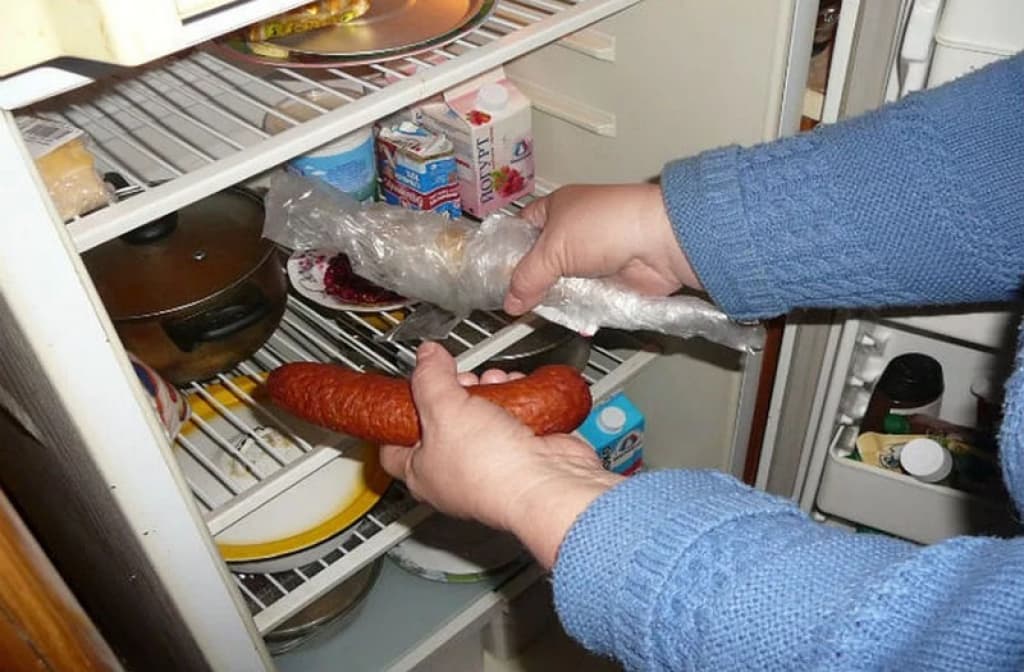 Из холодильника вынули закрытую крышкой. Холодильник с едой. Воруют продукты из холодильника. Холодильник из колбасы. Колбаса в холодильне.