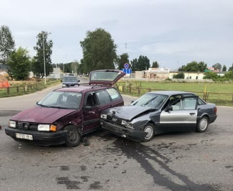 В Лиде рядом с гипермаркетом водитель поехал на красный: пострадал пассажир его авто