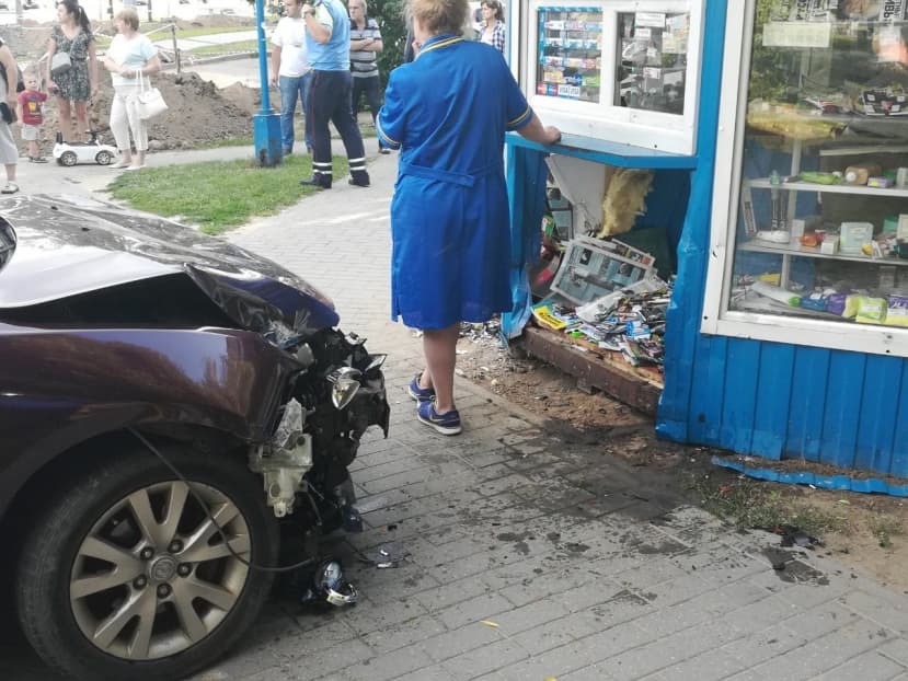 В Гродно легковой автомобиль въехал в киоск. Пострадала шестилетняя девочка
