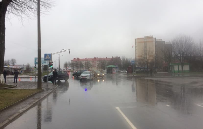 В Лиде столкнулись «Фольксваген» и «Опель». Один из водителей в больнице