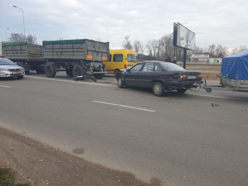В Лиде столкнулись три автомобиля. Два пассажира в больнице