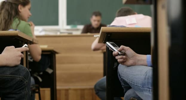 Лидчане рассказали. Телефон в школу: давать или не давать?