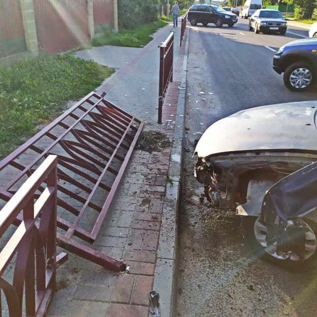 В Лиде водитель с почти 3 промилле алкоголя в крови протаранил забор