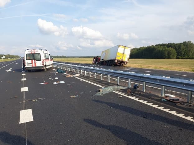 Трагедия на М6: под Лидой легковушка не уступила дорогу фуре. Погиб водитель большегруза