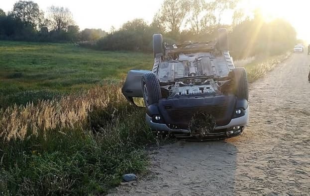 В пригороде Щучина автомобиль перевернулся, погиб водитель