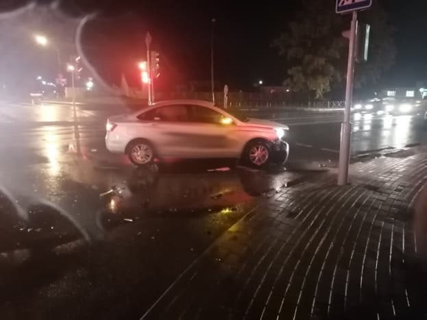 В Лиде таксист не уступил дорогу встречному авто. Пострадал пассажир такси