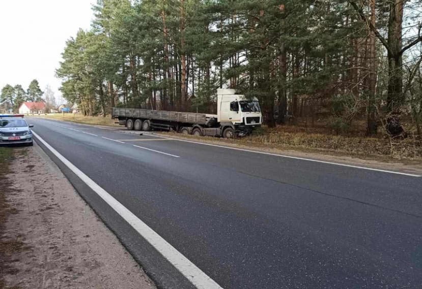 Под Лидой столкнулись МАЗ и «Мицубиси». Пострадал водитель легковушки