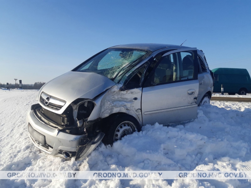 «Нога соскочила с педали». Под Волковыском женщина на Opel заехала под поезд