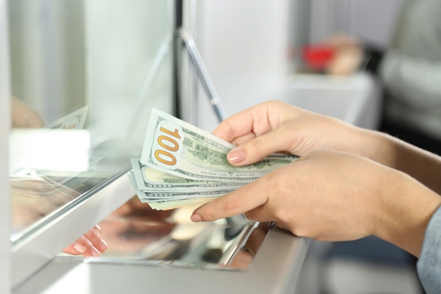 Нацбанк рассказал, сколько белорусы купили и продали валюты в 2020-м