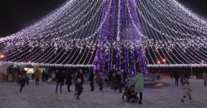 12 декабря зажгут огни на главной елке в Лиде! Домик Деда Мороза, снежные ходулисты, световое шоу, фейерверк и дисктотека – подробнее в нашей программе.