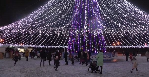 12 декабря зажгут огни на главной елке в Лиде! Домик Деда Мороза, снежные ходулисты, световое шоу, фейерверк и дисктотека – подробнее в нашей программе.