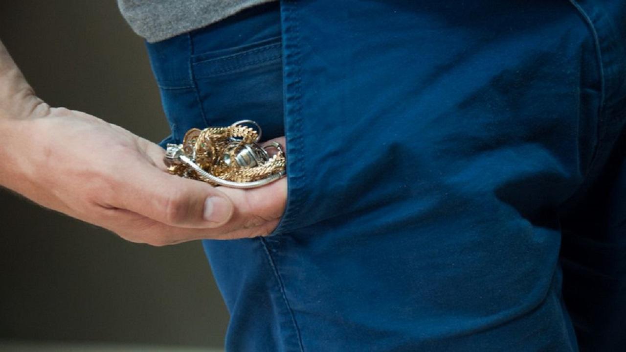 Житель Лиды похищал драгоценности у своей возлюбленной и сдавал их в ломбард