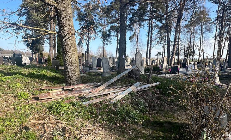 Стихийные свалки и аварийные деревья:  что показала проверка сельских кладбищ в Лидском районе