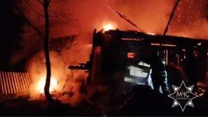 В Лидском районе горела хозпостройка: огонь полностью ее уничтожил